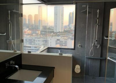 Modern bathroom with city view