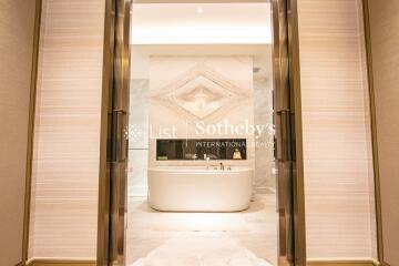 Luxury bathroom with bathtub and marble finishes