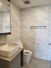 Modern bathroom with white and grey tiles