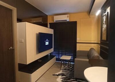 Modern living room with TV and air conditioning