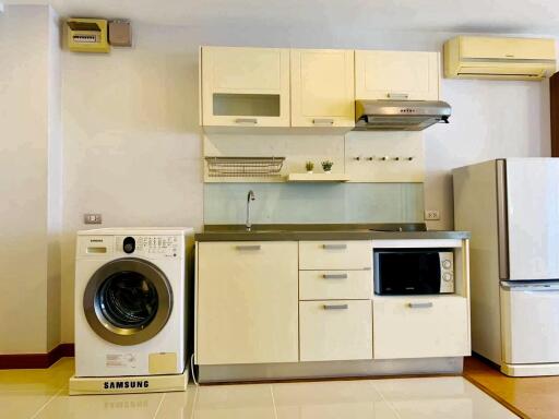 Compact kitchen with appliances