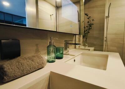 Modern bathroom with sink and mirror