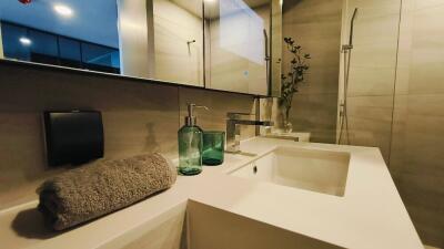 Modern bathroom with sink and mirror