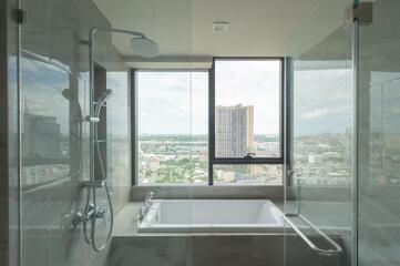 Modern bathroom with bathtub and city view