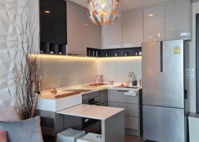 Modern kitchen with metallic finishes and seating