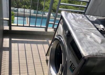 Outdoor laundry area with a washing machine