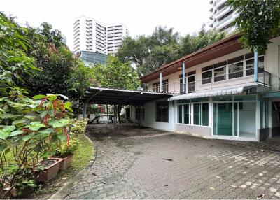 House with space 2 storeys for restaurants or spa in Thonglor.