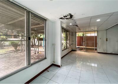 House with space 2 storeys Ideal for restaurants or spa close to BTS Thonglor.