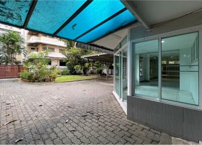 House with space 2 storeys Ideal for restaurants or spa close to BTS Thonglor.