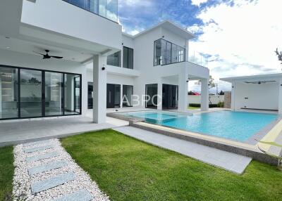 4 Bedrooms 5 Bathrooms in East pattaya