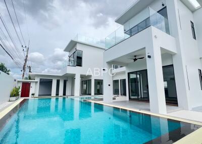 4 Bedrooms 5 Bathrooms in East pattaya