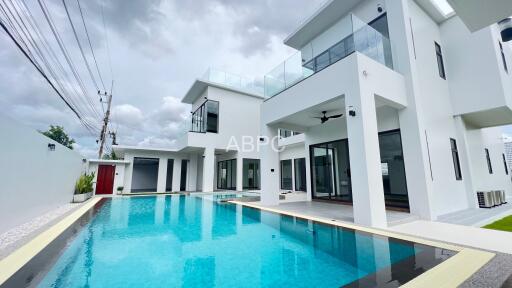 4 Bedrooms 5 Bathrooms in East pattaya