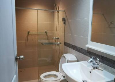 2-BR Condo at The Crest Phahonyothin 11 near BTS Ari