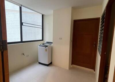 3-BR Condo at Ruamsuk Condominium near BTS Thong Lor