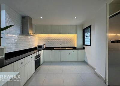 Spacious 3 Bedroom Condo near BTS Asoke