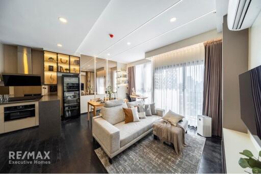 For Sale with Tenant: Spacious 2-Bedroom Corner Unit at Park Origin Thonglor Condo