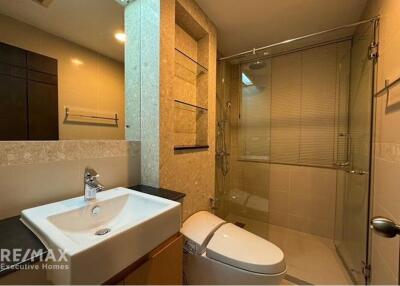 Luxurious Condo with BTS Phloen Chit 13 Mins Walk - The Crest Ruamrudee