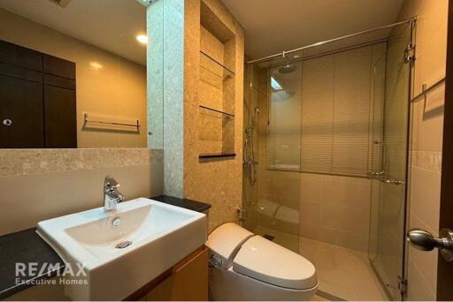 Luxurious Condo with BTS Phloen Chit 13 Mins Walk - The Crest Ruamrudee