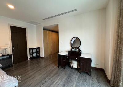 Luxurious Condo with BTS Phloen Chit 13 Mins Walk - The Crest Ruamrudee