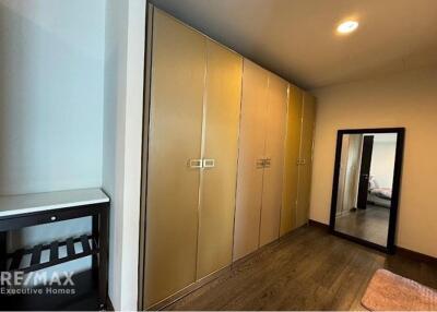 Luxurious Condo with BTS Phloen Chit 13 Mins Walk - The Crest Ruamrudee