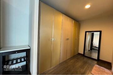 Luxurious Condo with BTS Phloen Chit 13 Mins Walk - The Crest Ruamrudee