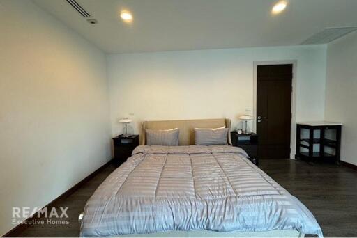 Luxurious Condo with BTS Phloen Chit 13 Mins Walk - The Crest Ruamrudee