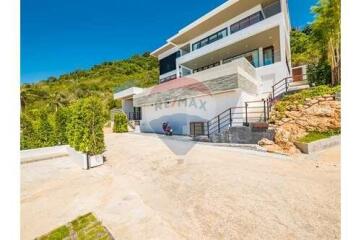 Beautiful 4-bedroom sea view villa available for rent