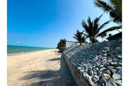 2 Bedrooms Beachfront House with Spectacular Ocean View