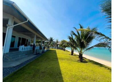 2 Bedrooms Beachfront House with Spectacular Ocean View