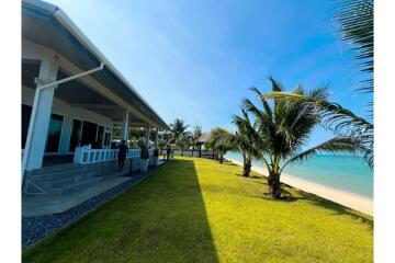 2 Bedrooms Beachfront House with Spectacular Ocean View