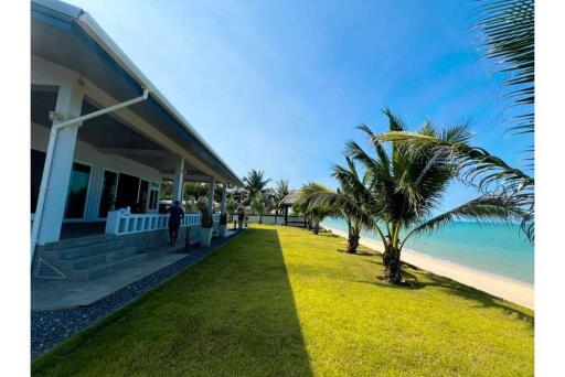 2 Bedrooms Beachfront House with Spectacular Ocean View