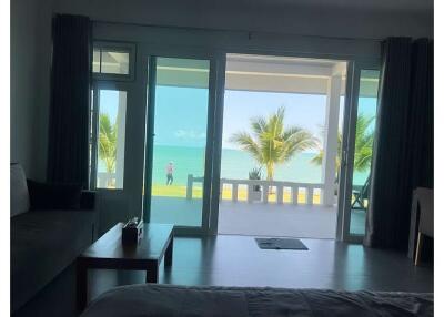 2 Bedrooms Beachfront House with Spectacular Ocean View