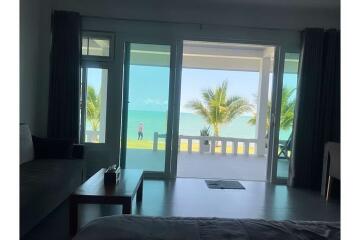 2 Bedrooms Beachfront House with Spectacular Ocean View