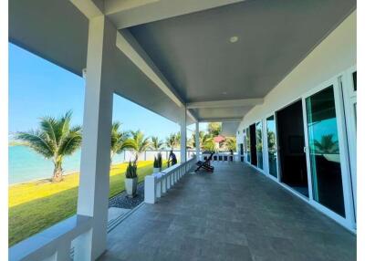 2 Bedrooms Beachfront House with Spectacular Ocean View