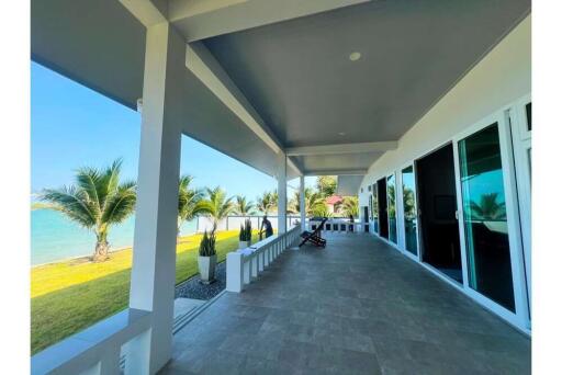 2 Bedrooms Beachfront House with Spectacular Ocean View