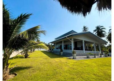 2 Bedrooms Beachfront House with Spectacular Ocean View