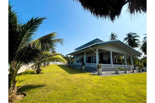 2 Bedrooms Beachfront House with Spectacular Ocean View