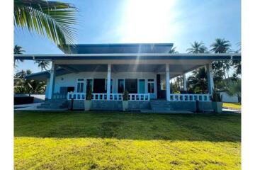 2 Bedrooms Beachfront House with Spectacular Ocean View