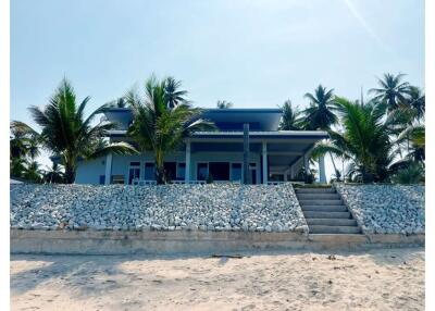 2 Bedrooms Beachfront House with Spectacular Ocean View