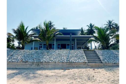 2 Bedrooms Beachfront House with Spectacular Ocean View