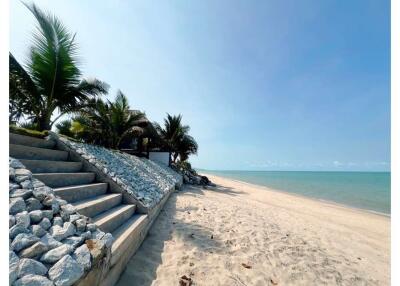 2 Bedrooms Beachfront House with Spectacular Ocean View