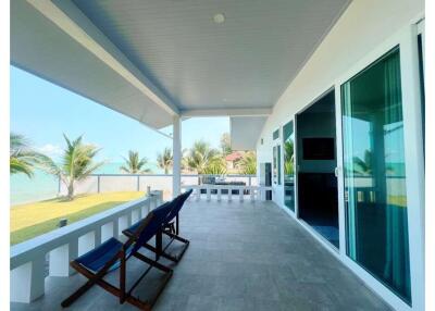 2 Bedrooms Beachfront House with Spectacular Ocean View