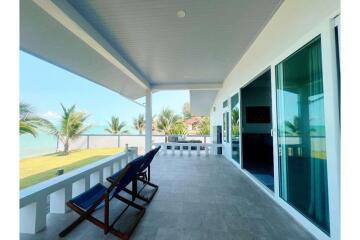 2 Bedrooms Beachfront House with Spectacular Ocean View