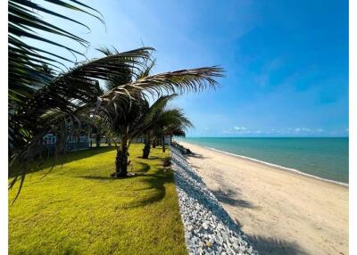 2 Bedrooms Beachfront House with Spectacular Ocean View