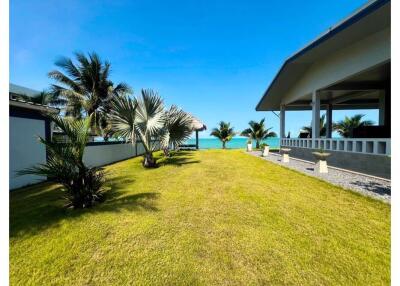 2 Bedrooms Beachfront House with Spectacular Ocean View