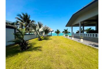 2 Bedrooms Beachfront House with Spectacular Ocean View