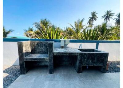 2 Bedrooms Beachfront House with Spectacular Ocean View