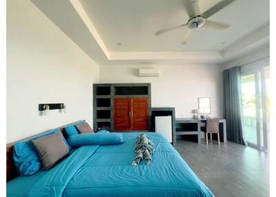 2 Bedrooms Beachfront House with Spectacular Ocean View