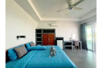 2 Bedrooms Beachfront House with Spectacular Ocean View