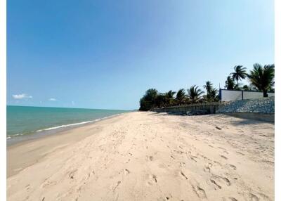 2 Bedrooms Beachfront House with Spectacular Ocean View